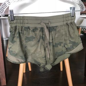 Lululemon camo hotty got shorts